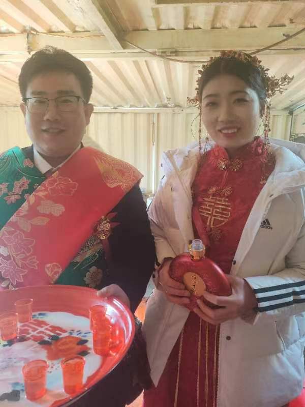 吴起县九嘴坡村祝新郎新娘